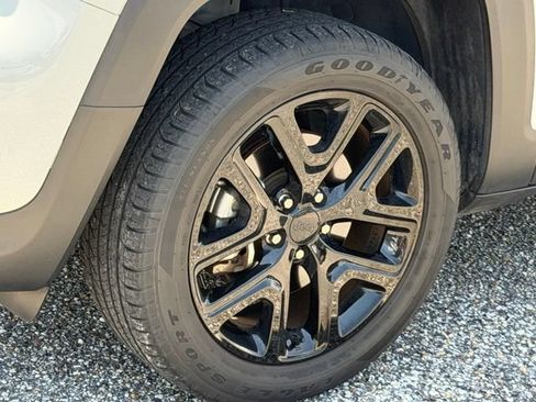 Used 2022 Jeep Renegade Altitude AWD/4WD image 9