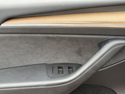 Used 2022 Tesla Model Y Long Range AWD/4WD image 23