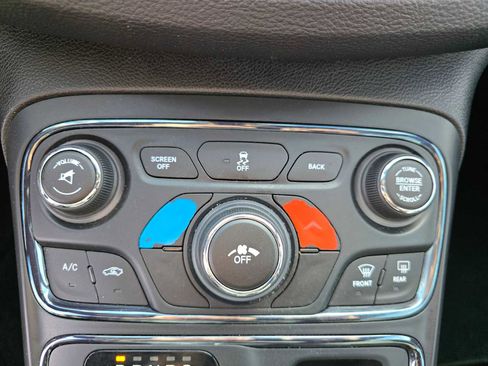 Used 2016 Chrysler 200 S FWD image 31