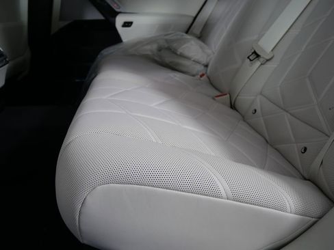 Used 2025 BMW i7 xDrive60 w/ Premium Package image 15