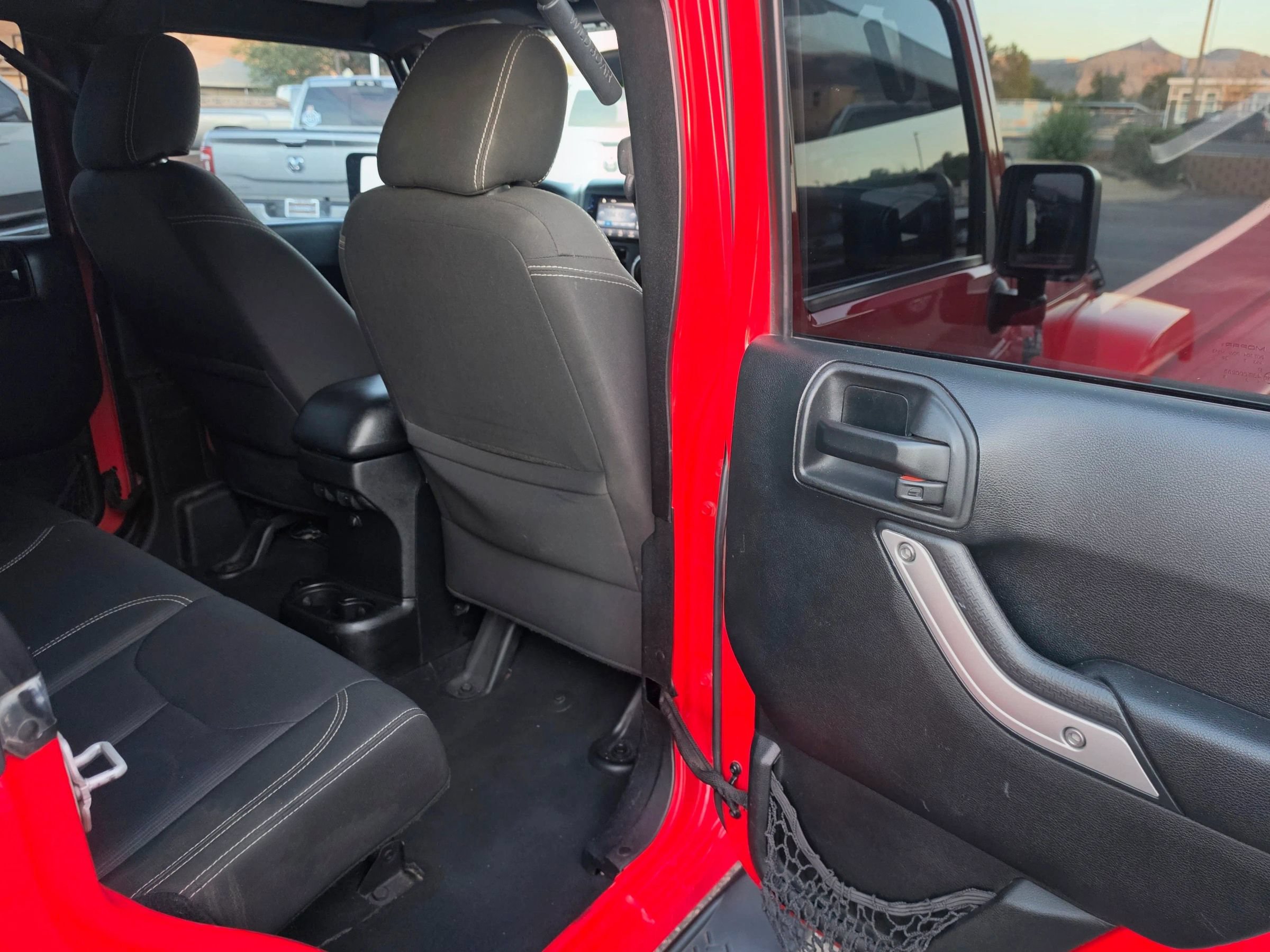 Used 2018 Jeep Wrangler Unlimited Sahara AWD/4WD image 33