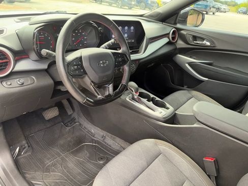 Used 2025 Chevrolet Trax RS FWD image 8