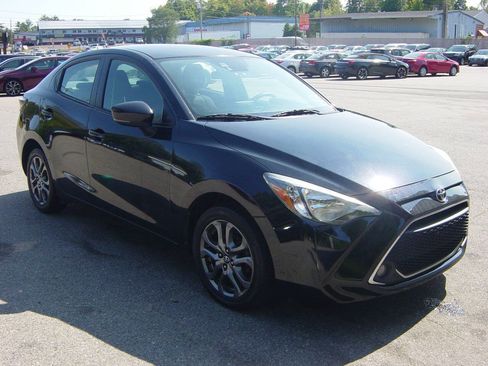 Used 2019 Toyota Yaris LE FWD image 3