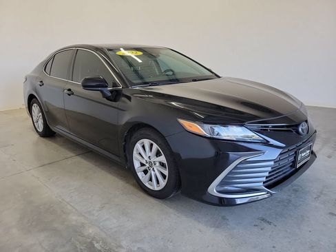 Used 2022 Toyota Camry LE FWD image 4