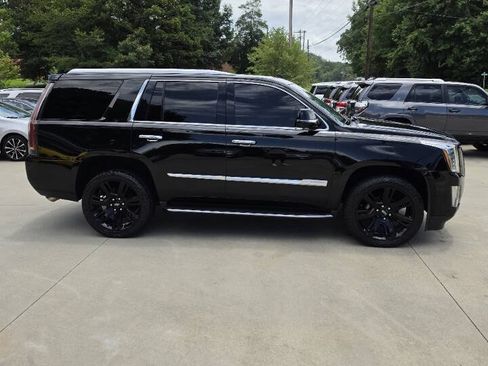 Used 2018 Cadillac Escalade Luxury AWD/4WD image 6