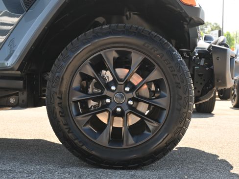 Used 2025 Jeep Wrangler Unlimited Sahara AWD/4WD image 13