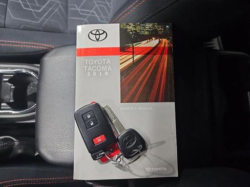 Used 2018 Toyota Tacoma TRD Sport image 10