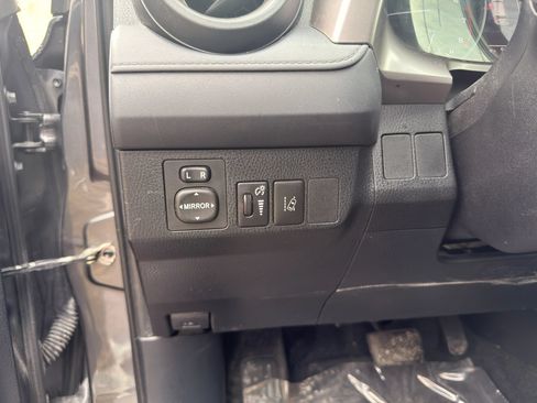 Used 2018 Toyota RAV4 LE FWD image 20