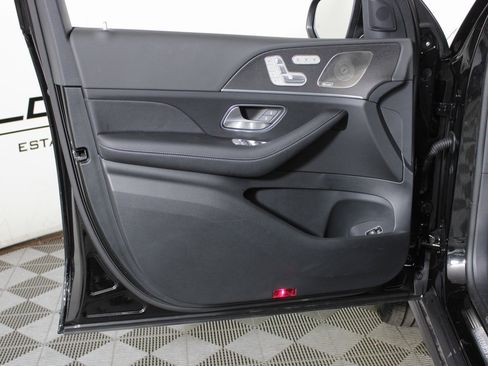 Used 2025 Mercedes-Benz GLS 450 4MATIC image 11