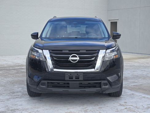 Used 2024 Nissan Pathfinder SV image 3