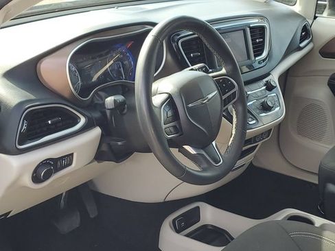 Used 2022 Chrysler Voyager LX FWD image 8