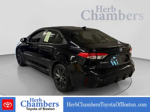 Used 2023 Toyota Corolla SE AWD/4WD image 3