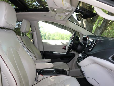 Used 2019 Chrysler Pacifica Limited w/ Advanced Safetytec Group FWD image 47