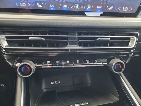 Used 2025 Chevrolet Traverse LT FWD image 25