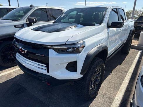 Used 2025 Chevrolet Colorado ZR2 w/ Technology Package AWD/4WD image 2