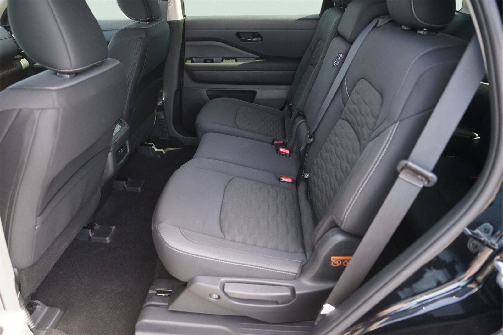 Used 2025 Nissan Pathfinder SV FWD image 12