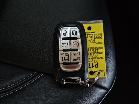 Used 2024 Chrysler Pacifica Select image 32