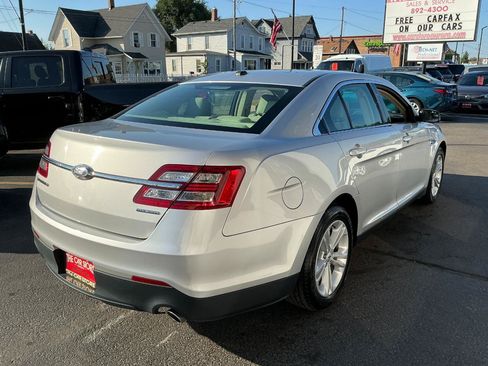 Used 2017 Ford Taurus SE FWD image 4