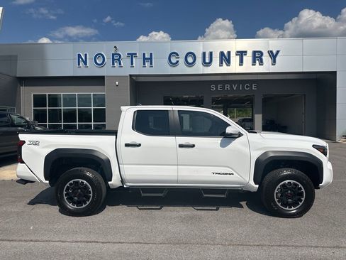 Used 2025 Toyota Tacoma TRD Off-Road w/ TRD Off Road Upgrade Package AWD/4WD image 1