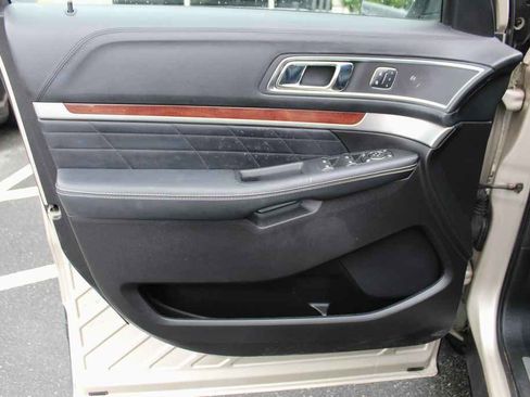 Used 2017 Ford Explorer Platinum AWD/4WD image 9