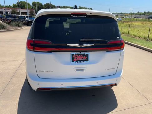 Used 2026 Chrysler Pacifica Limited FWD image 8