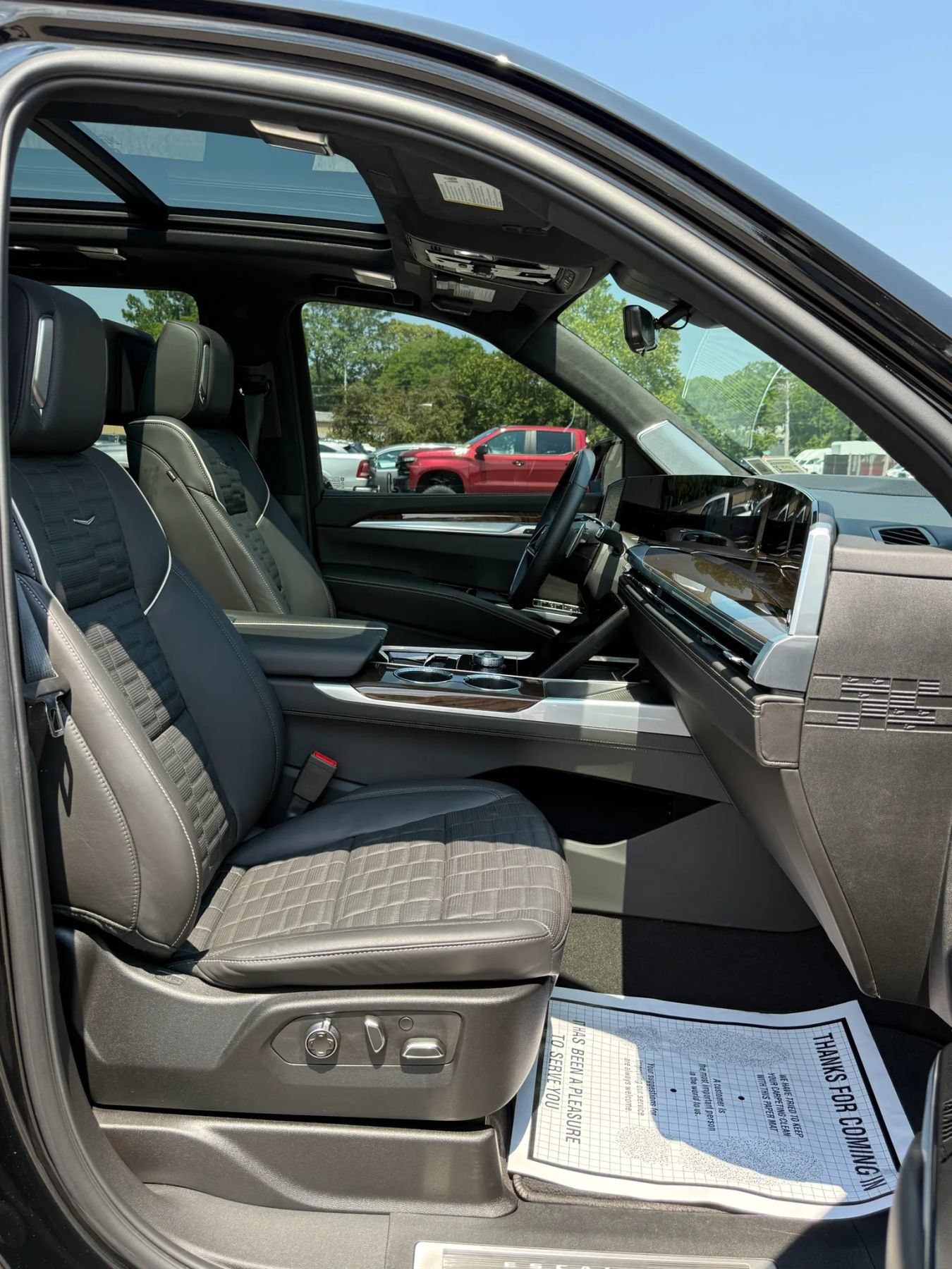Used 2025 Cadillac Escalade Sport Platinum w/ LPO, ONYX Package AWD/4WD image 25