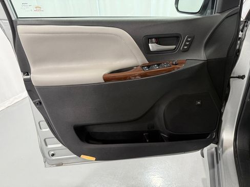 Used 2020 Toyota Sienna Limited Premium image 16