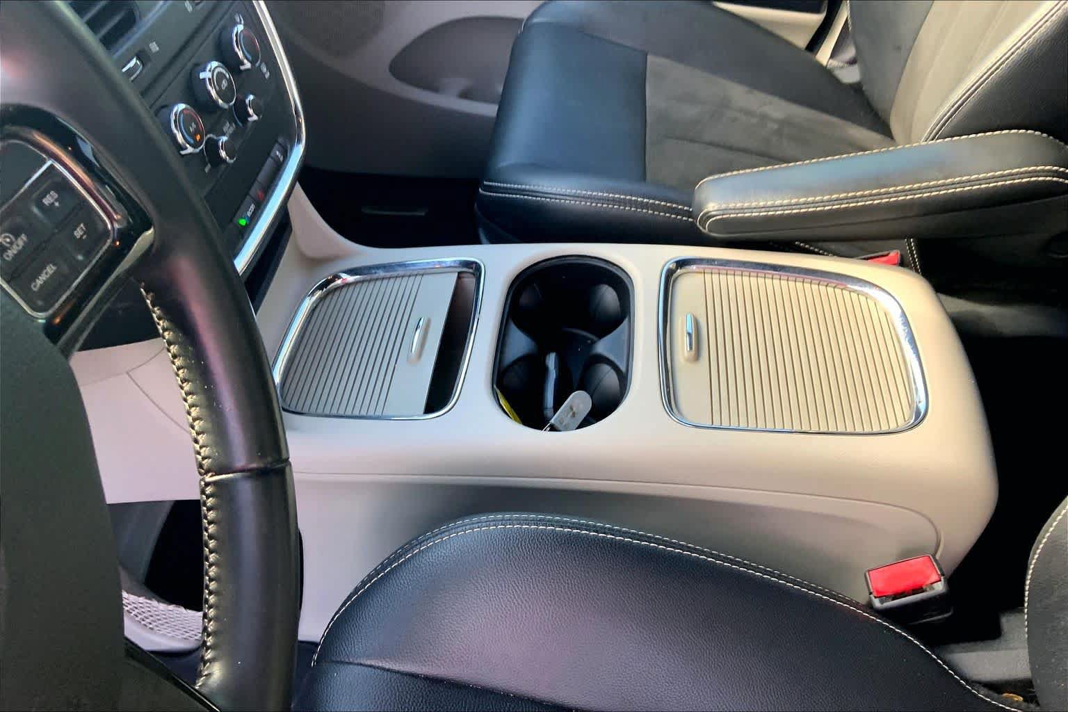 Used 2019 Dodge Grand Caravan SXT FWD image 17