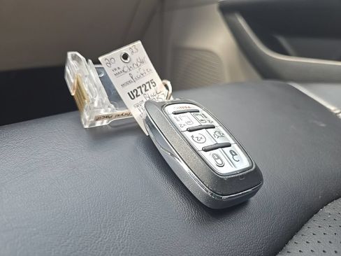 Used 2023 Chrysler Pacifica Touring-L FWD image 12
