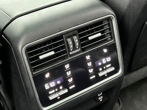 Certified 2022 Porsche Cayenne Platinum Edition image 18