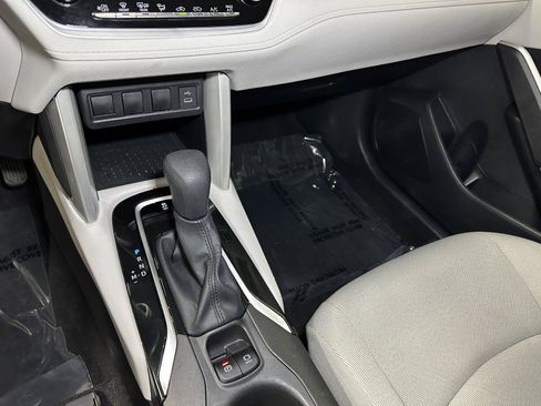 Used 2025 Toyota Corolla Cross L FWD image 28