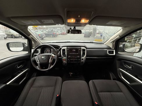 Used 2019 Nissan Titan SV image 2