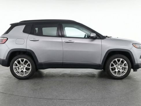 Used 2025 Jeep Compass Limited image 11