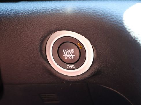 Used 2025 Chrysler Pacifica Limited FWD image 31