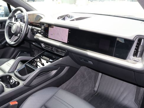 Certified 2025 Porsche Cayenne Turbo AWD/4WD image 28