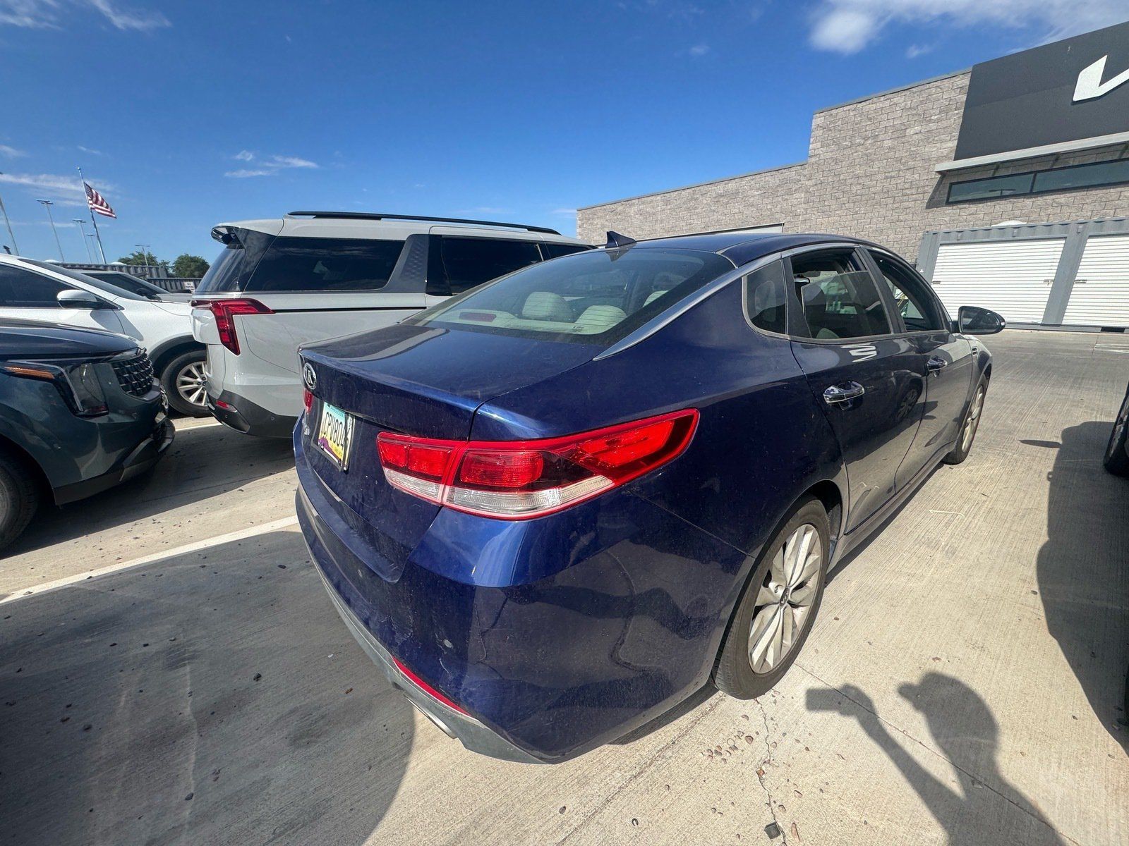 Used 2018 Kia Optima LX w/ 17" Alloy Wheels Package FWD image 4