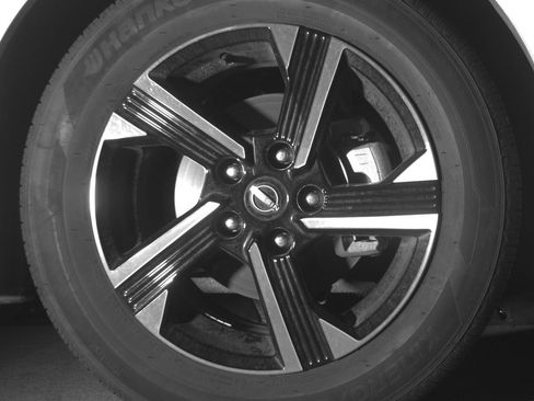 Used 2025 Nissan Sentra SV FWD image 13