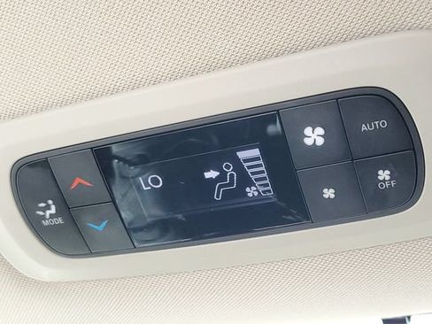 Used 2023 Chrysler Pacifica Touring-L FWD image 34
