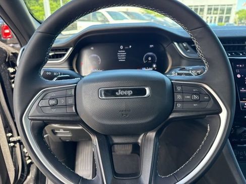 Used 2025 Jeep Grand Cherokee Altitude AWD/4WD image 10