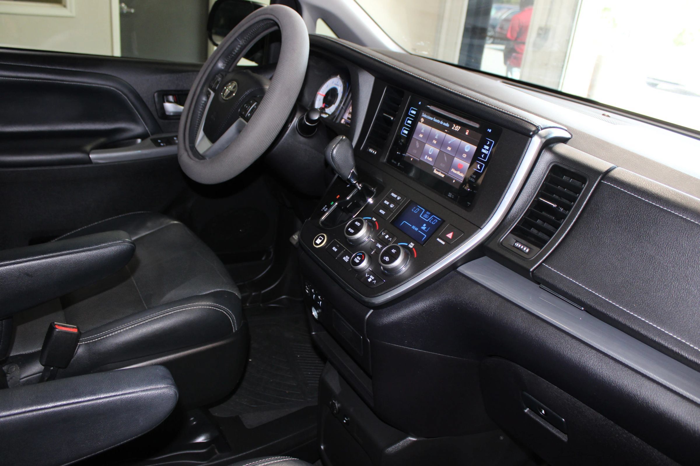 Used 2015 Toyota Sienna SE w/ SE Preferred Package FWD image 37