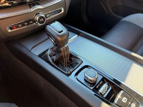 Used 2020 Volvo XC60 T6 R-Design w/ Protection Package Premier image 18