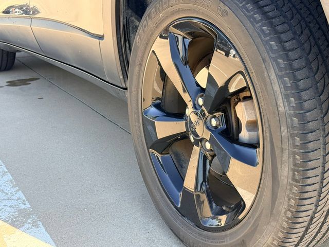 Used 2018 Jeep Cherokee Limited w/ Luxury Group FWD image 18