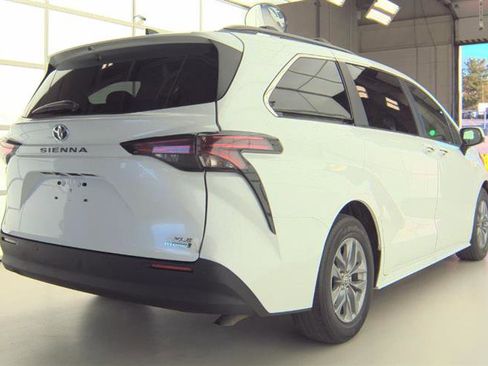 Used 2022 Toyota Sienna XLE image 10
