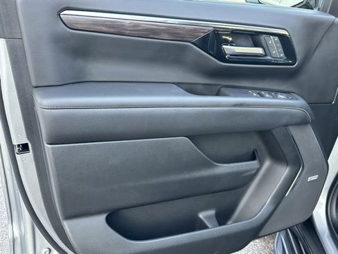 Used 2025 Chevrolet Suburban Premier image 22