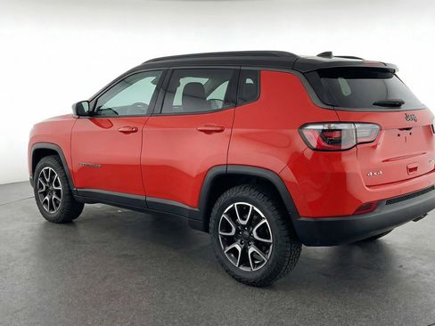 Used 2025 Jeep Compass Trailhawk AWD/4WD image 5