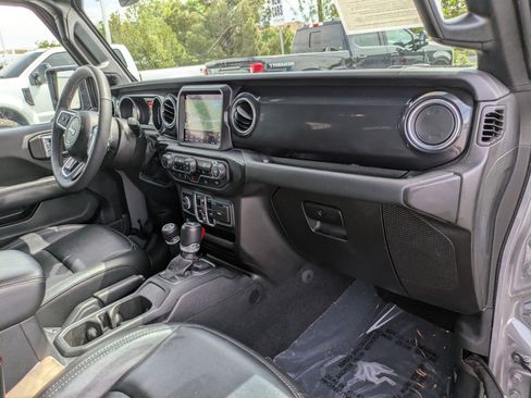 Used 2023 Jeep Wrangler Unlimited Sahara image 32