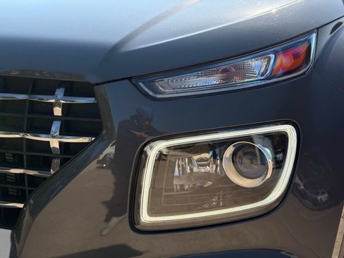 Used 2025 Hyundai Venue Limited FWD image 11
