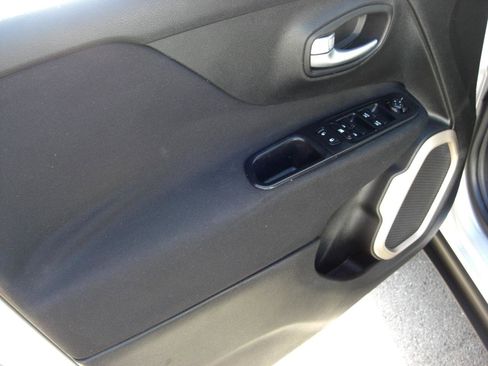 Used 2017 Jeep Renegade Latitude FWD image 22