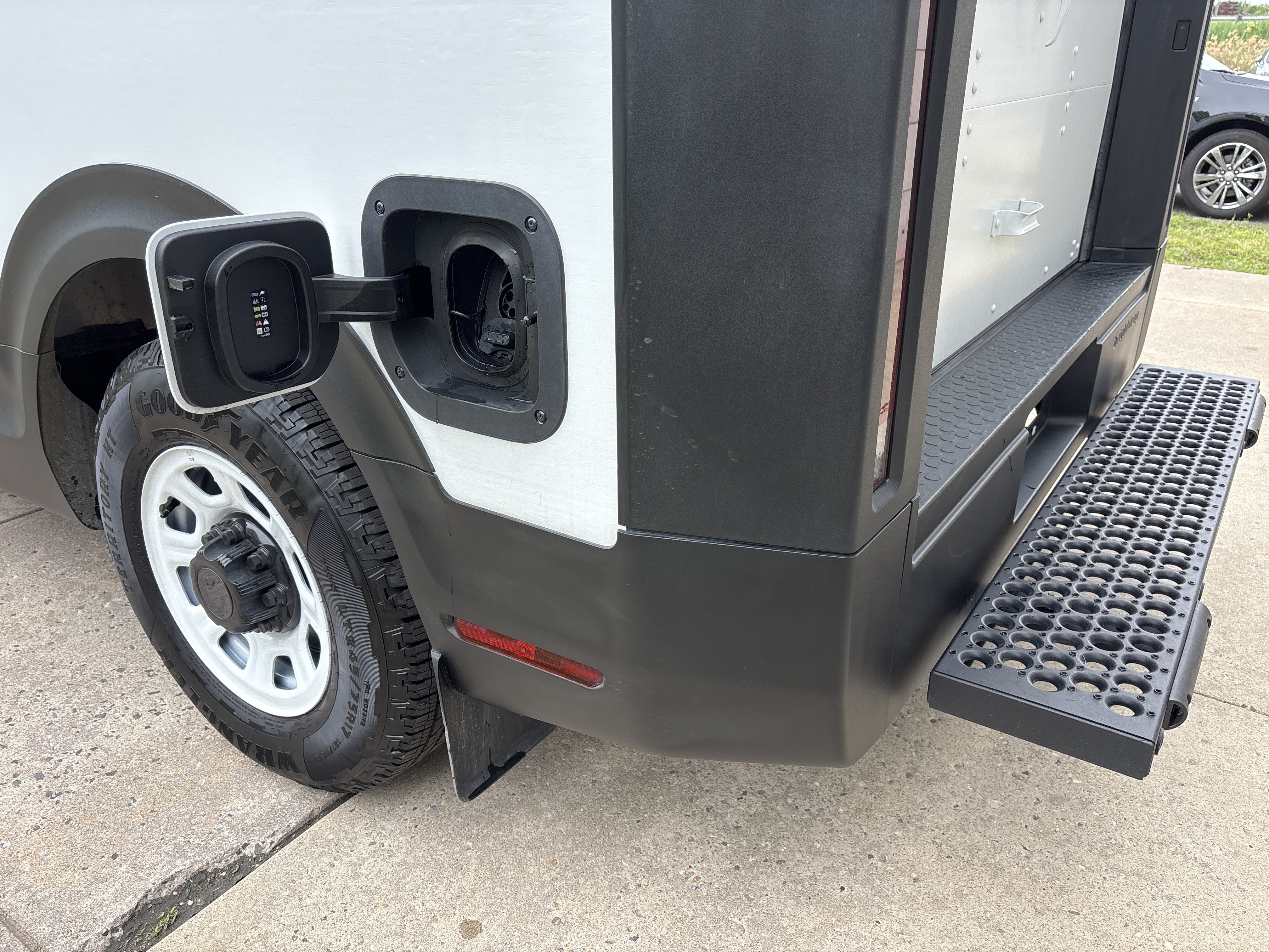 Used 2024 Chevrolet Brightdrop 400 w/ Commercial Equipment Package AWD/4WD image 13