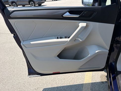 Certified 2023 Volkswagen Tiguan SE w/ Panoramic Sunroof Package AWD/4WD image 9
